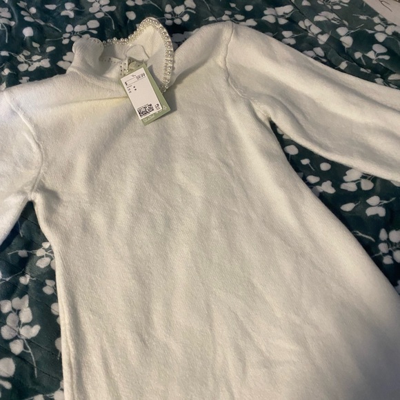White turtleneck knit long sleeves dress w/ pearls on neckline from  H&M - Picture 2 of 4